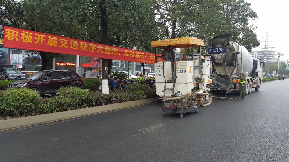 為什么說路緣石滑模機(jī)是混凝土滑模攤鋪的好幫手呢？