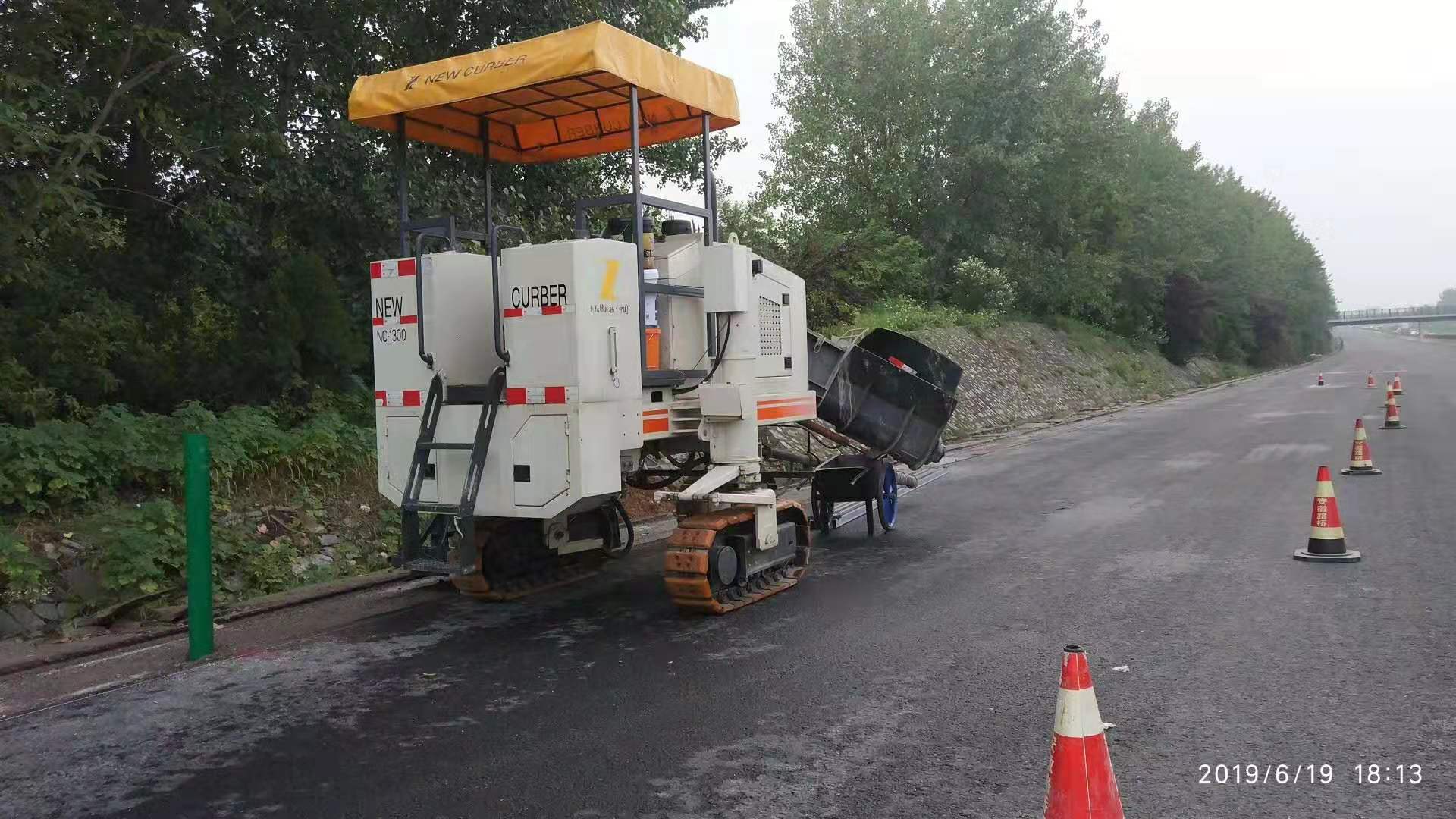 路緣石滑模機(jī)技術(shù)正在不斷創(chuàng)新，從而提高施工質(zhì)量及效率
