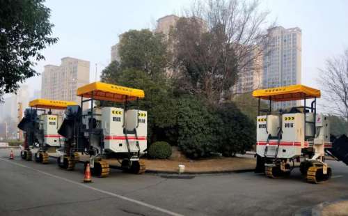 作為公路施工中的重要路面機械，混凝土路緣石滑模攤鋪機必須跟上時代步伐